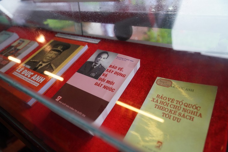 Chùm ảnh: Lãnh đạo Đảng, Nhà nước dâng hương tưởng niệm Đại tướng Lê Đức Anh ảnh 6