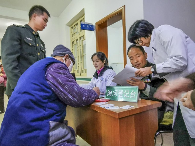 Đổ xô đi tiêm phòng cúm vì lo sợ 'đại dịch kép' ảnh 1