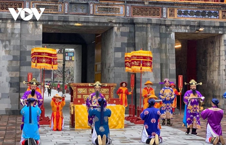 Tái hiện nghi lễ phát lịch ngày đầu năm ảnh 1