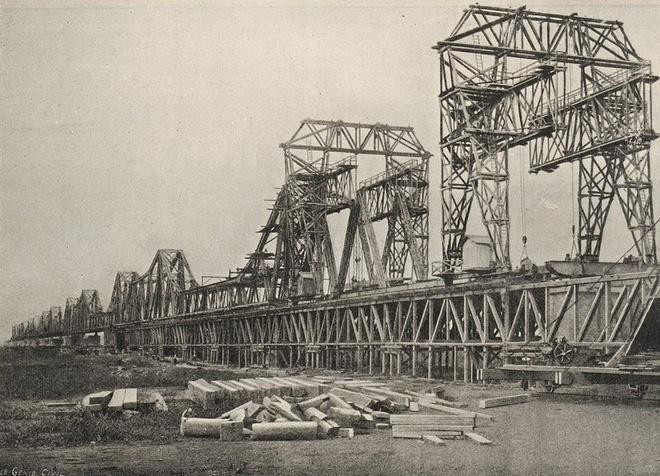 Cầu Long Biên bị ném bom bao nhiêu lần trong thời kỳ kháng chiến chống Mỹ?