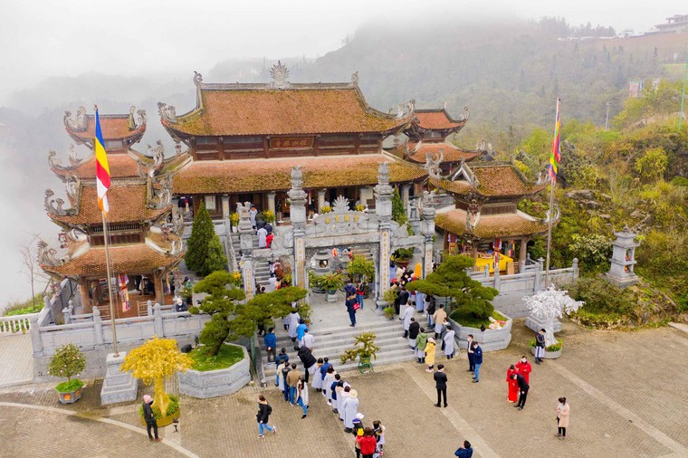 Đầu năm: Phật tử và du khách hoan hỉ tìm về Fansipan bái Phật, cầu an ảnh 1