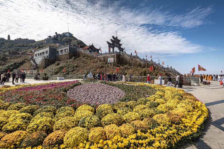 Đầu năm: Phật tử và du khách hoan hỉ tìm về Fansipan bái Phật, cầu an ảnh 3