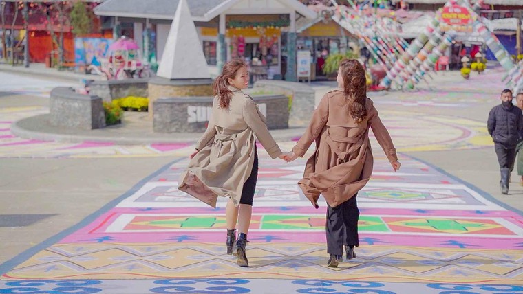 Du khách nô nức check-in thiên đường hoa Sa Pa đầu xuân ảnh 4