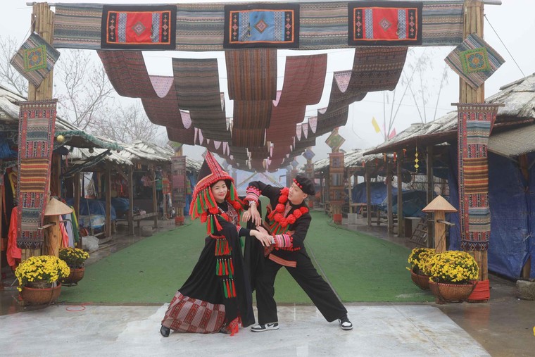 Du khách nô nức check-in thiên đường hoa Sa Pa đầu xuân ảnh 5