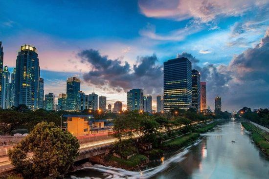 Lãnh thổ quốc gia này trải dài từ châu Á tới châu lục nào?