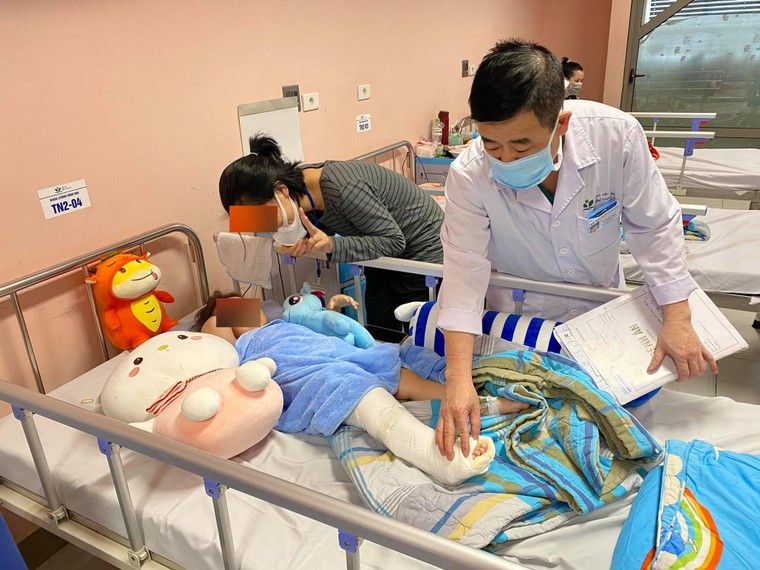 Bé gái ngã từ tầng 12A của chung cư ở Hà Nội dự kiến ra viện ngày mai ảnh 1