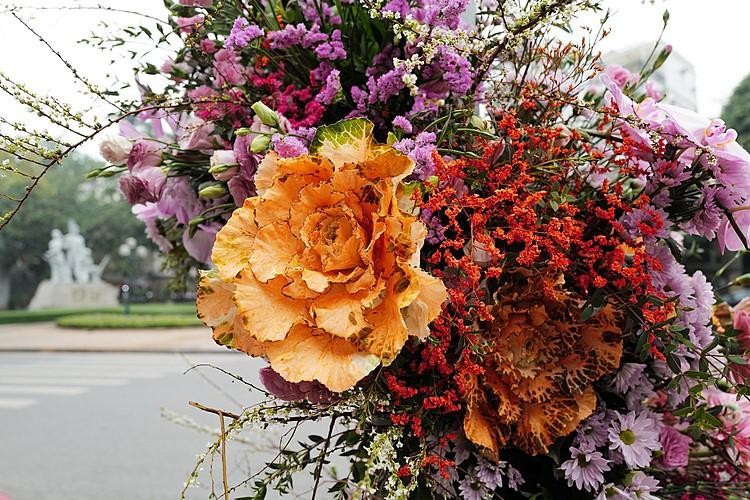 Hơn 100 Cột đèn 'nở hoa' giữa trung tâm Hà Nội ảnh 4