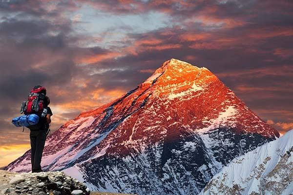 Trong tiếng Nepal, đỉnh núi này được gọi là gì?