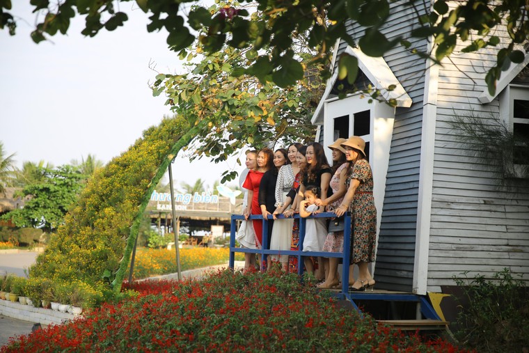 Du khách háo hức check in trước thềm Lễ hội hoa Sầm Sơn ảnh 10