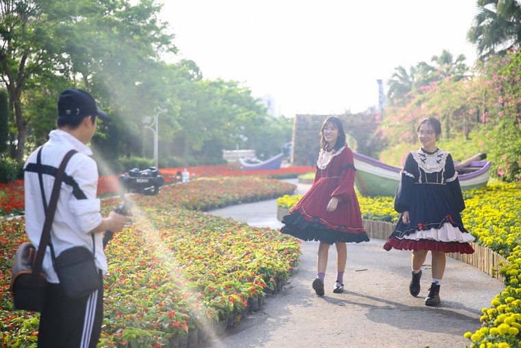 Du khách háo hức check in trước thềm Lễ hội hoa Sầm Sơn ảnh 9