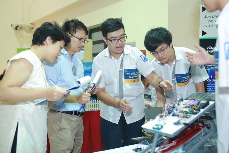 STEAM for Vietnam và VinUni tổ chức khóa học về Robotics cho học sinh THPT ảnh 1