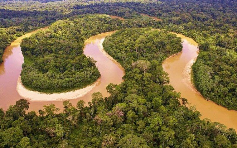 Tổng lưu lượng nước ở sông Amazon bằng khoảng bao nhiêu con sông lớn cộng lại?