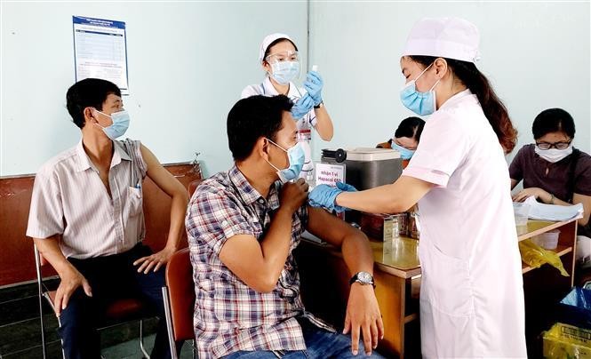 Chiến lược vaccine COVID-19 sẽ góp phần thúc đẩy kinh tế phát triển ảnh 1