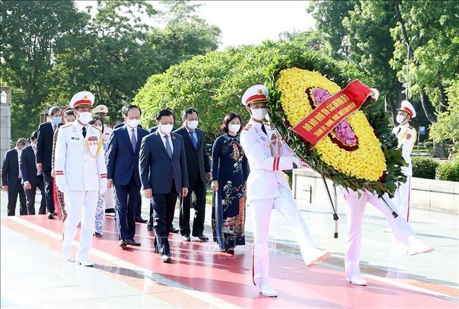 Lãnh đạo Đảng, Nhà nước vào Lăng viếng Bác nhân 74 năm Ngày Thương binh, Liệt sỹ ảnh 7