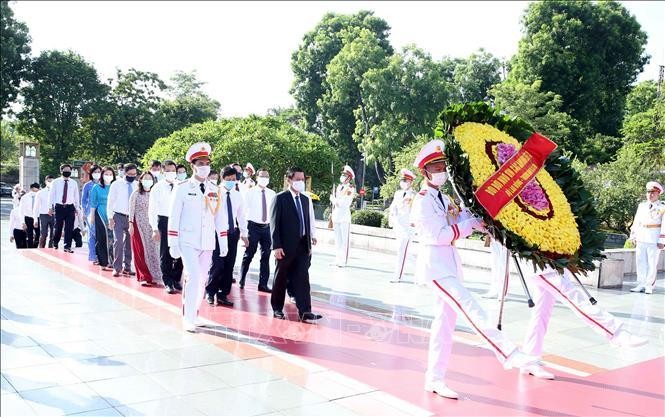 Lãnh đạo Đảng, Nhà nước vào Lăng viếng Bác nhân 74 năm Ngày Thương binh, Liệt sỹ ảnh 8