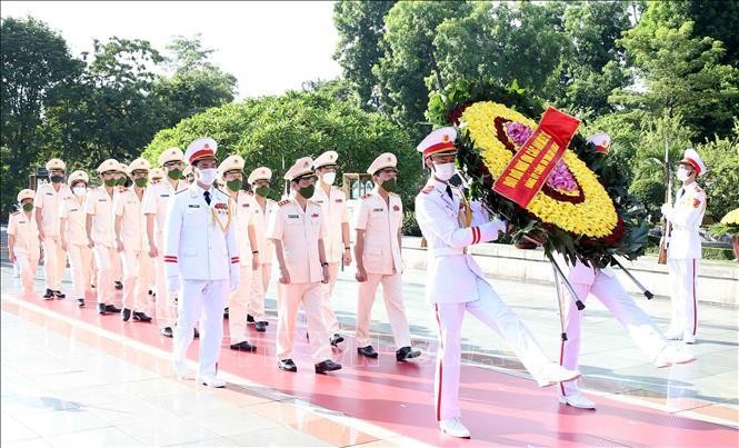 Lãnh đạo Đảng, Nhà nước vào Lăng viếng Bác nhân 74 năm Ngày Thương binh, Liệt sỹ ảnh 9