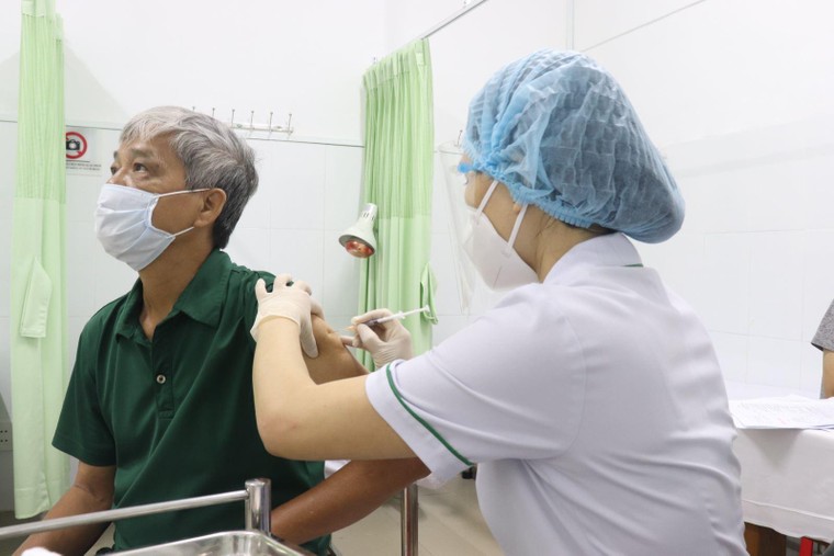Người trên 65 tuổi, bệnh lý nền không bắt buộc phải tiêm vaccine COVID-19 tại các bệnh viện ảnh 1