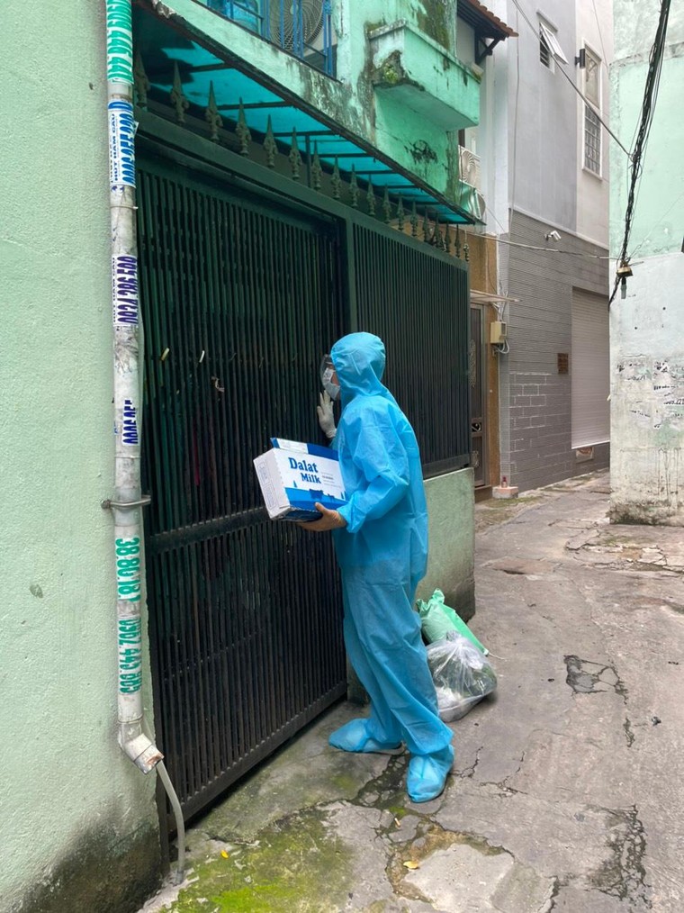 ‘Tiếp tế’ từng nhà dân trong đại dịch tại TP Hồ Chí Minh ảnh 2