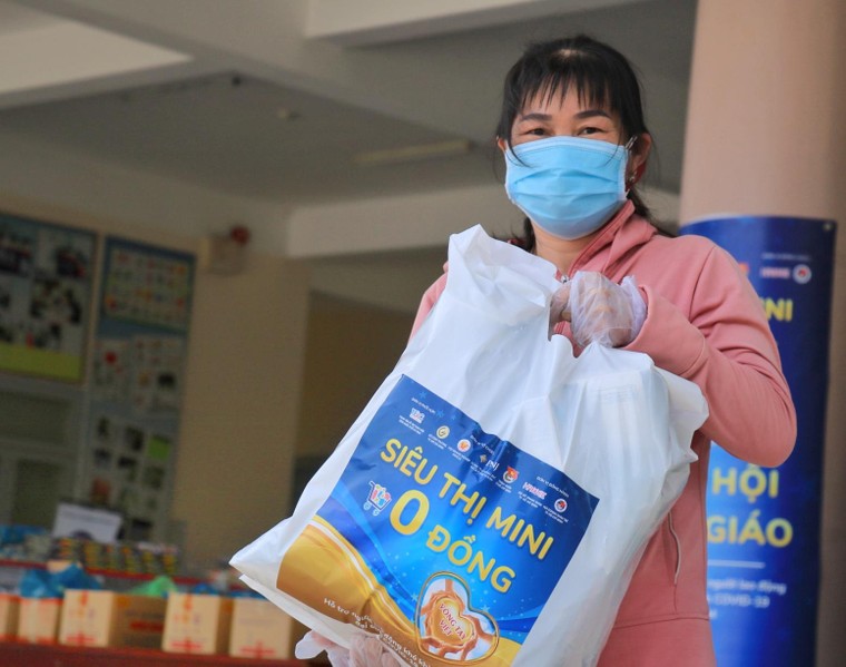 ‘Tiếp tế’ từng nhà dân trong đại dịch tại TP Hồ Chí Minh ảnh 6