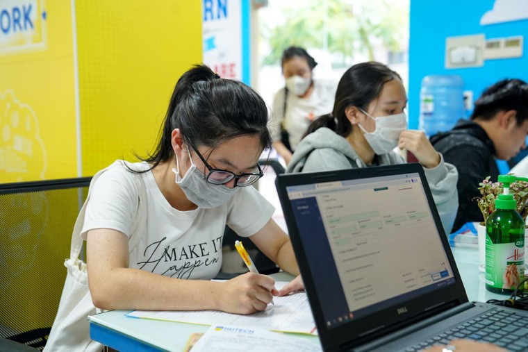 Nhiều trường đại học tại TP Hồ Chí Minh công bố điểm sàn xét tuyển đại học ảnh 1