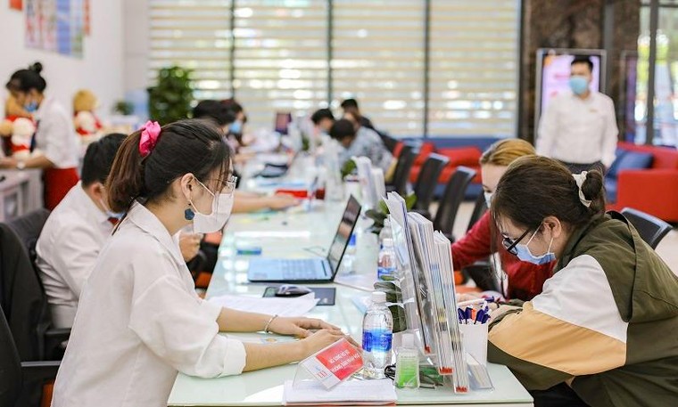 Nhiều trường đại học tại TP Hồ Chí Minh công bố điểm sàn xét tuyển đại học ảnh 3