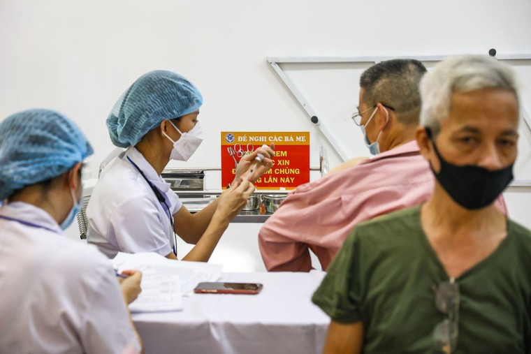 Điều tra, làm rõ về 'dịch vụ' tiêm vaccine thần tốc ảnh 1