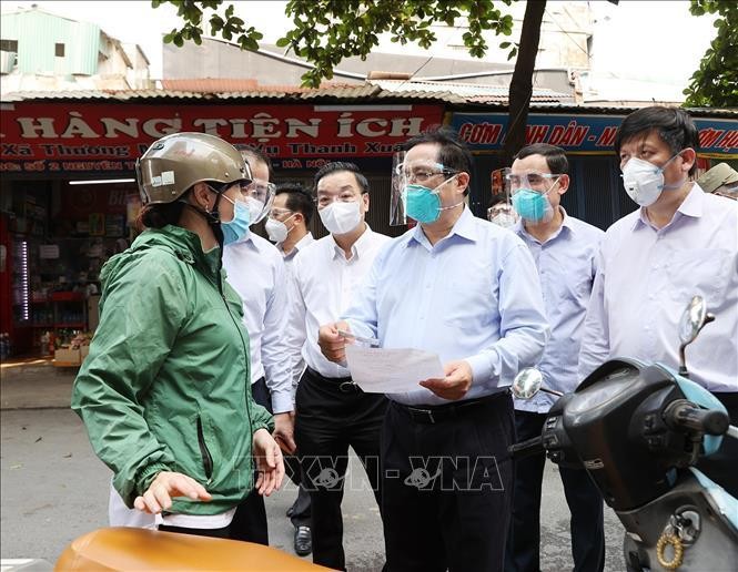 Thủ tướng Phạm Minh Chính đột xuất kiểm tra điểm nóng nhất về COVID-19 tại Hà Nội ảnh 3