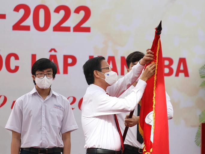 Mặc niệm bệnh nhân mất vì COVID-19 trong lễ khai giảng đặc biệt tại TP HCM ảnh 3