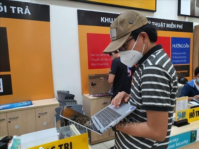 Khan hàng máy tính, laptop phục vụ học sinh học trực tuyến ảnh 1