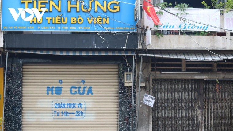 Rất ít hàng quán mở cửa trở lại dù TP.HCM cho phép bán mang đi ảnh 1