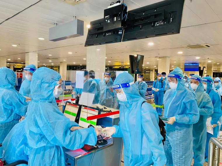 Bamboo Airways khai thác chuyến bay khứ hồi đặc biệt đưa y bác sĩ từ Huế vào miền Nam chống dịch ảnh 3