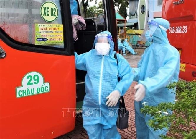 Người tiêm đủ 2 mũi vaccine từ vùng có nguy cơ về không phải cách ly tập trung ảnh 1