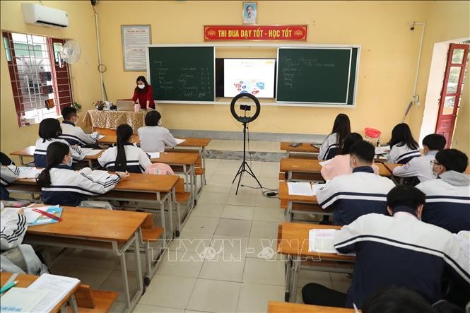 Nghệ An: Học sinh lớp 12 trở lại trường sau gần 3 tháng học trực tuyến ảnh 1