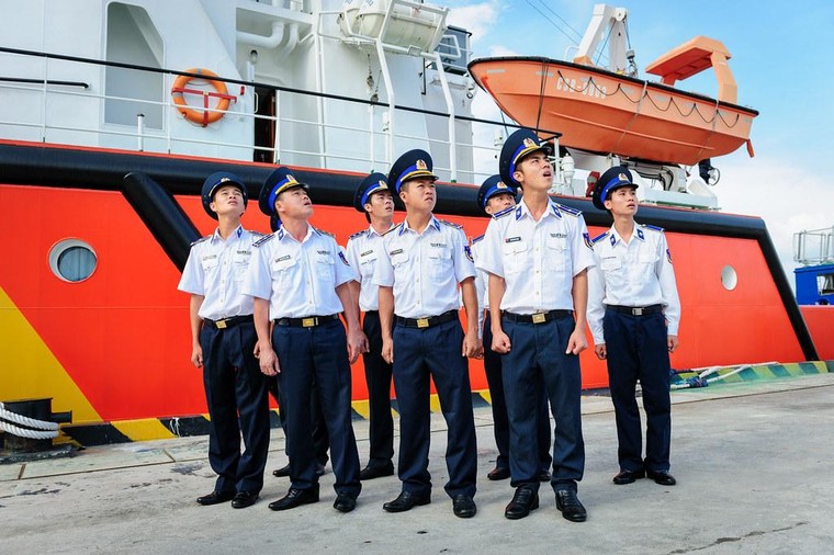 Theo Luật Cảnh sát biển Việt Nam, ai là người có quyền quyết định sử dụng các biện pháp công tác Cảnh sát biển? 