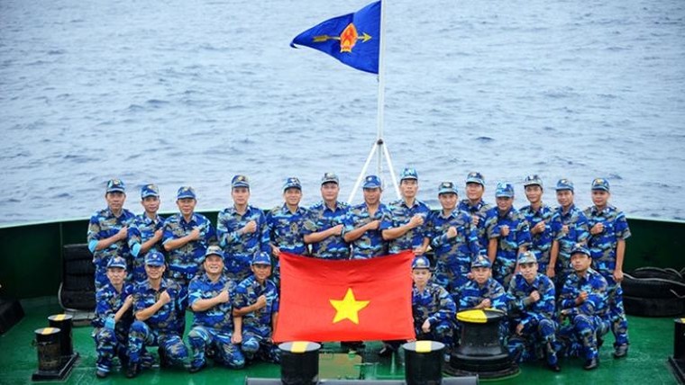 Ai là người quy định việc phối hợp giữa Cảnh sát biển Việt Nam và các lực lượng thuộc Bộ Quốc phòng?