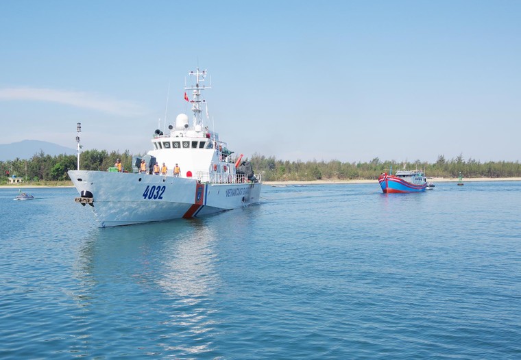 Cảnh sát biển Việt Nam khi hoạt động ngoài vùng biển Việt Nam phải tuân thủ các điều kiện gì? 