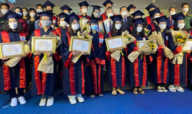 Trao học bổng 'Nâng bước thủ khoa' cho 130 sinh viên tiêu biểu ảnh 1