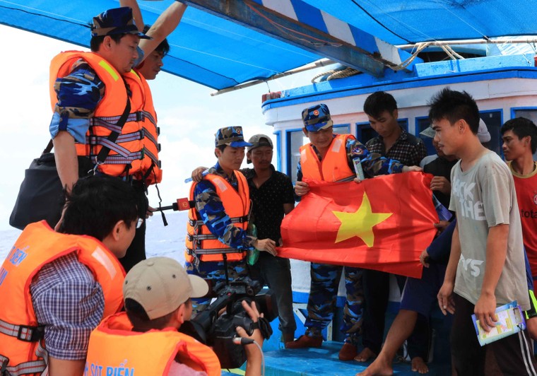 Luật Cảnh sát biển Việt Nam giải thích cụm từ “bảo vệ chủ quyền, quyền chủ quyền, quyền tài phán quốc gia trong vùng biển Việt Nam” như thế nào? 