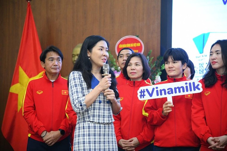 Vinamilk trao thưởng cho thành viên và gia đình của đội tuyển bóng đá nữ ảnh 1
