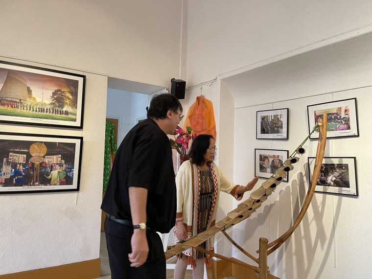 Triển lãm di sản văn hóa và nhạc cụ dân tộc Việt Nam tại Pháp ảnh 1