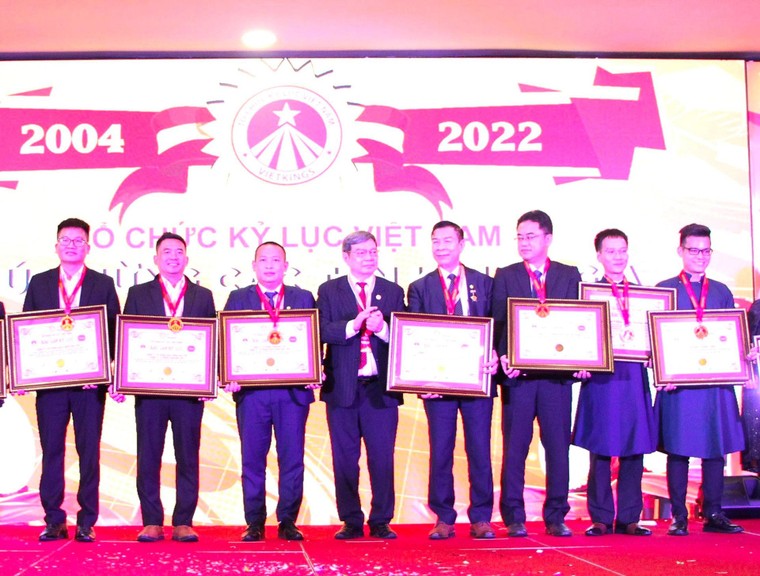 Gốm Đất Việt được trao tặng kỷ niệm chương 'Tinh hoa kỷ lục' ảnh 2