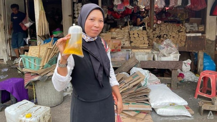 Nghịch lý thiếu dầu ăn ở quốc gia sản xuất dầu cọ lớn nhất thế giới ảnh 1