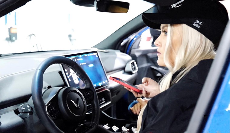 ‘Nữ hoàng review’ Supercar Blondie nói gì khi lần đầu lái VinFast VF 8 tại Mỹ? ảnh 1