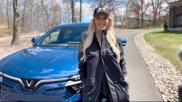 ‘Nữ hoàng review’ Supercar Blondie nói gì khi lần đầu lái VinFast VF 8 tại Mỹ? ảnh 3