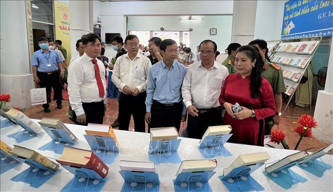 Triển lãm sách chuyên đề 'Dấu ấn Hồ Chí Minh' ảnh 2