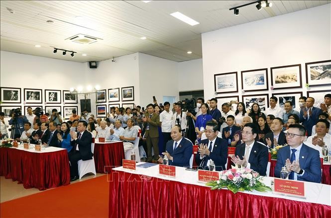 Chủ tịch nước dự Lễ trao giải Cuộc thi ảnh Nghệ thuật Quốc tế lần thứ 11 ảnh 3