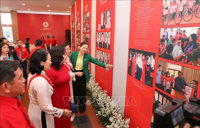 Khai mạc triển lãm 'Hệ sinh thái nhân đạo' ảnh 1