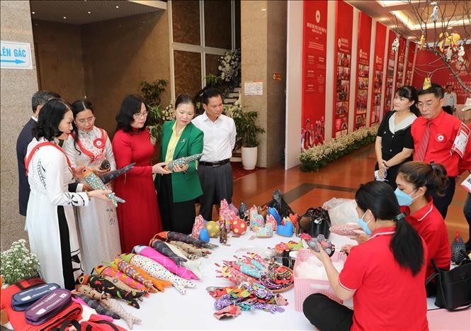 Khai mạc triển lãm 'Hệ sinh thái nhân đạo' ảnh 4