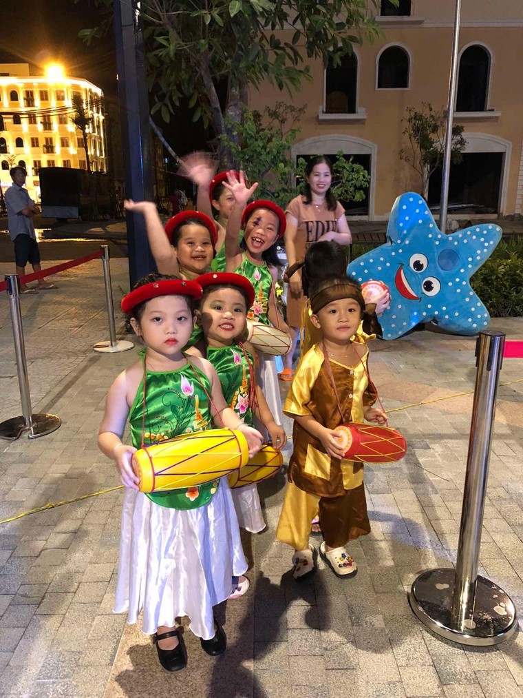 Nô nức chơi trung thu, nhận quà hấp dẫn ở Đêm hội trăng rằm tại Thị trấn Địa Trung Hải, Phú Quốc ảnh 2