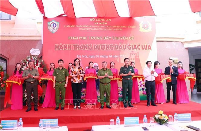 Khai mạc triển lãm 'Hành trang đương đầu giặc lửa' ảnh 1